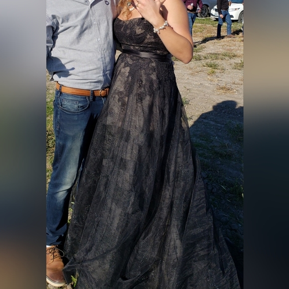 Black Vera Wang Wedding dress. Size 14, lace up insert - extends to size 18. - Picture 2 of 4